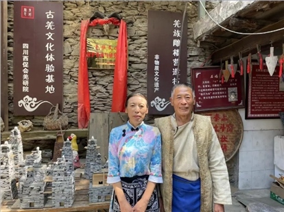 經(jīng)營小瓊家碉樓的楊天瓊和她的父親 周心怡攝