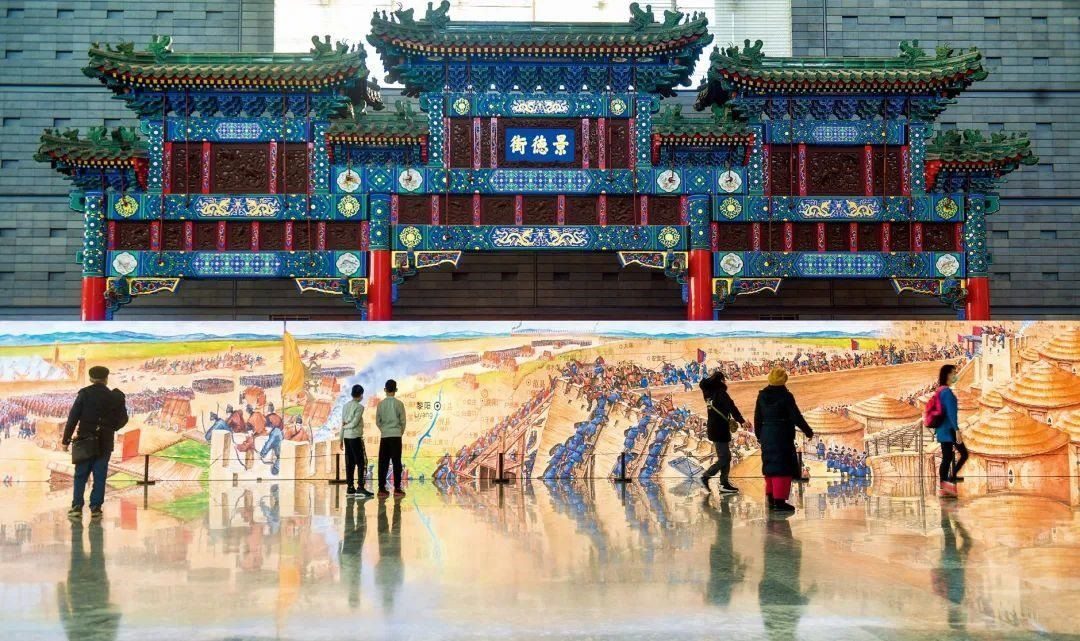 △2022年1月，觀眾在首都博物館參觀“穿越時空的大運(yùn)河”數(shù)字影像展。