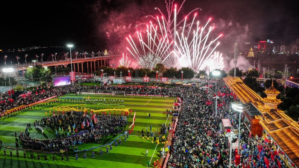 2024全國“村晚”示范展示活動暨貴州“村超村晚”舉行音樂煙花秀表演（無人機照片，2024年2月3日攝）。新華社記者 劉續(xù) 攝