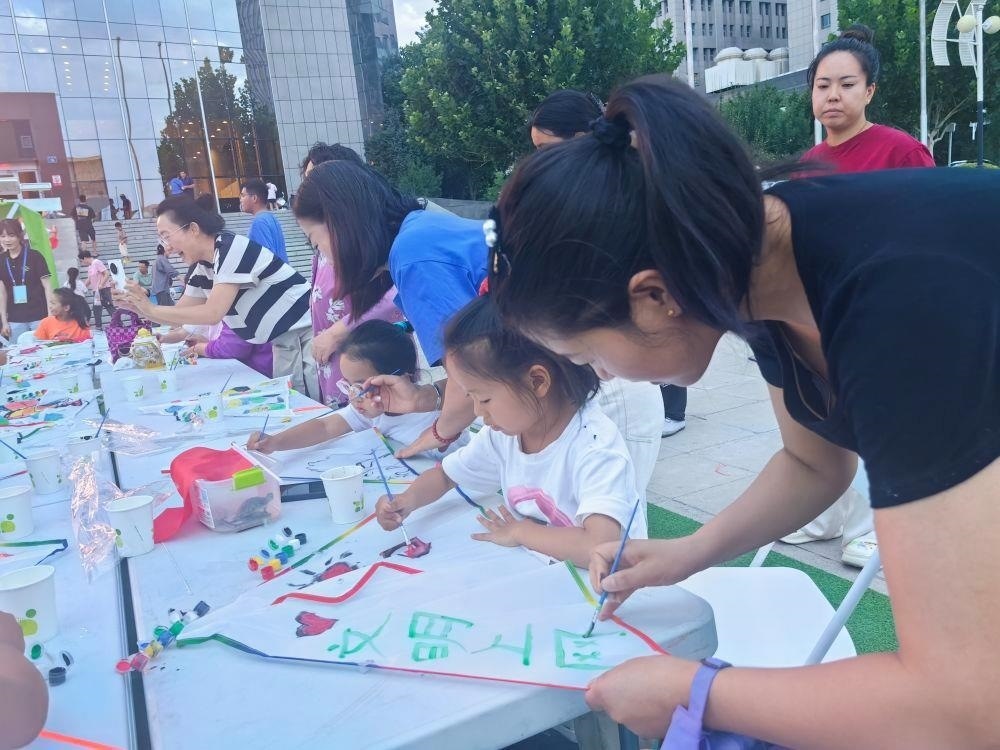 △家長與孩子一起參與“文明上網(wǎng)”系列主題活動。