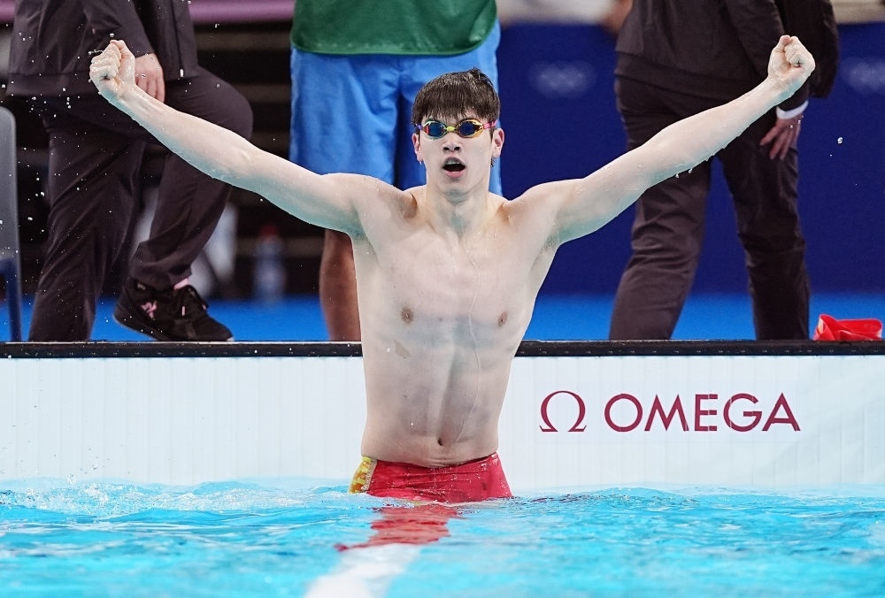 中國選手潘展樂在巴黎奧運會游泳男子100米自由泳決賽后慶祝奪冠及打破世界紀錄（2024年7月31日攝）。新華社記者 杜宇 攝