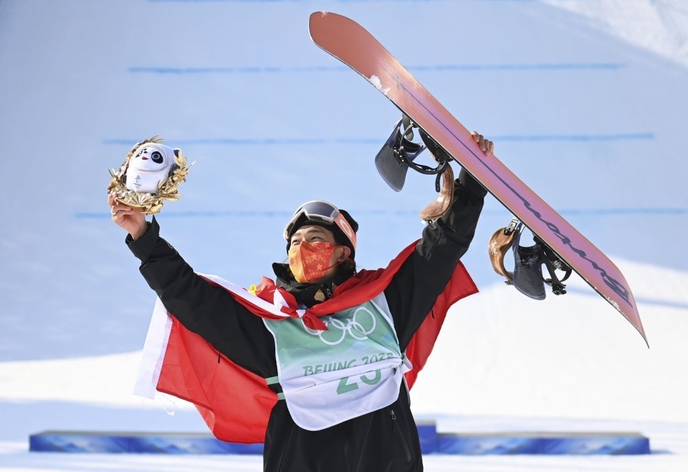 蘇翊鳴在北京2022年冬奧會單板滑雪男子大跳臺決賽奪冠后慶祝（2022年2月15日攝）。新華社記者 黃宗治 攝