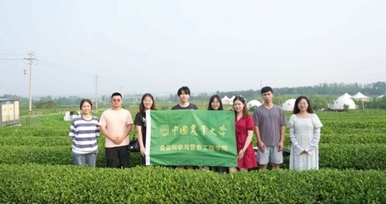 在山東日照，中國(guó)農(nóng)業(yè)大學(xué)食品學(xué)院實(shí)踐團(tuán)就農(nóng)業(yè)生產(chǎn)智能化設(shè)備、肥料選用等問(wèn)題開展實(shí)地調(diào)研，并面向300余名村民陸續(xù)開展4次科普宣講。校方供圖