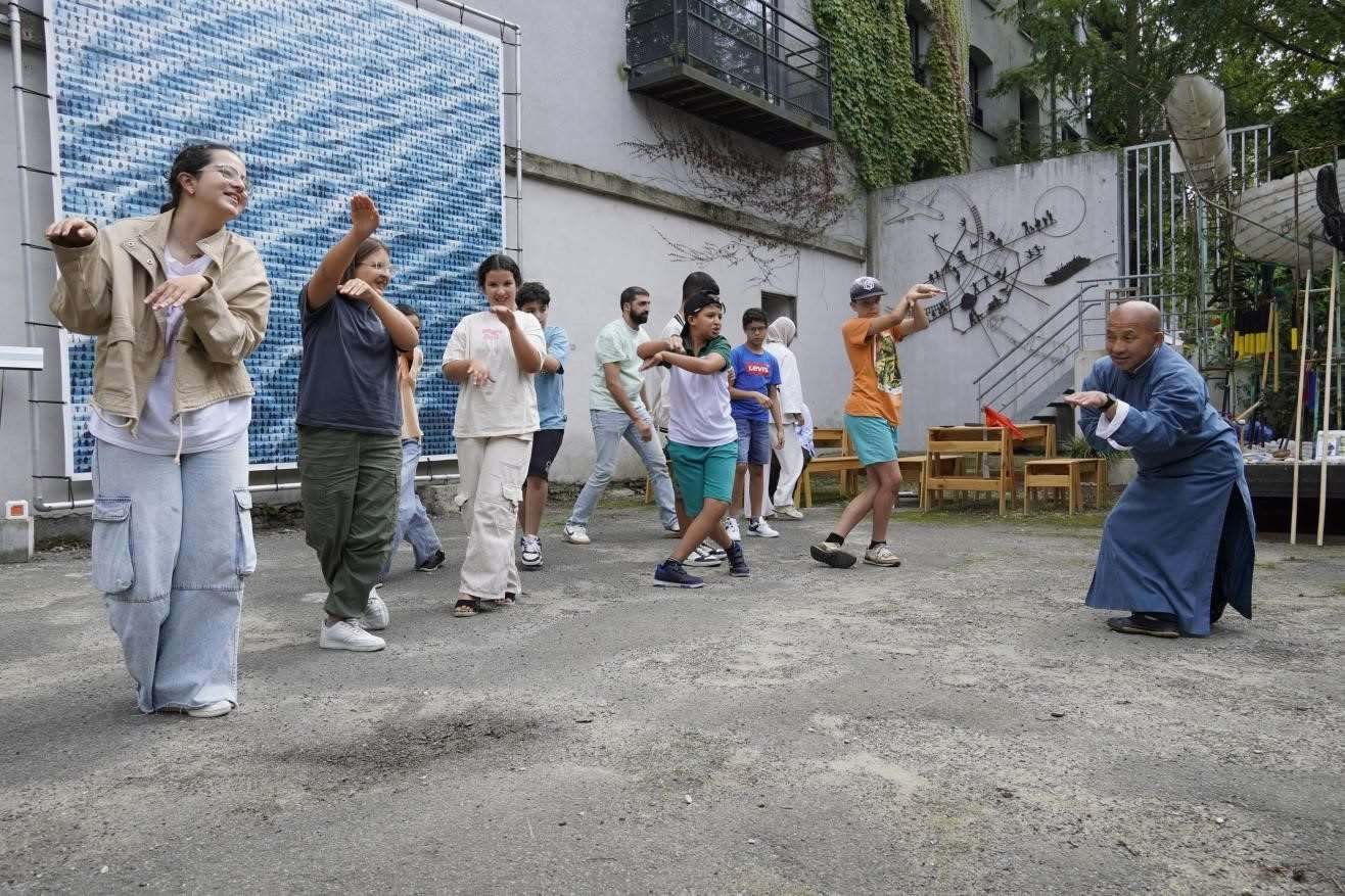 孩子們與魯汶大學(xué)武術(shù)老師，北少林長拳傳人羅師傅學(xué)習(xí)中國功夫。比利時(shí)維他命文化傳媒供圖