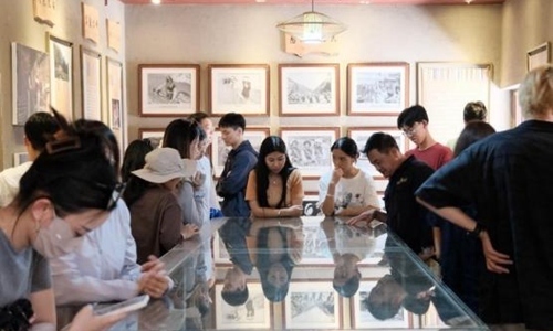 同學(xué)們觀摩文旅設(shè)計。校方供圖