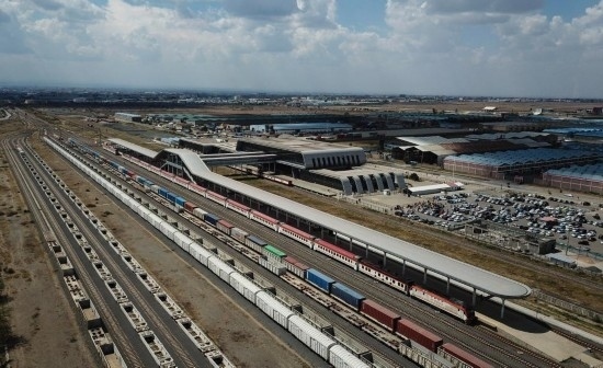 這是2023年9月在肯尼亞首都內(nèi)羅畢拍攝的蒙內(nèi)鐵路內(nèi)羅畢站（無(wú)人機(jī)照片）。新華社記者 韓旭 攝