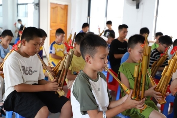 孩子們?cè)趯W(xué)吹蘆笙。融水縣文化館供圖