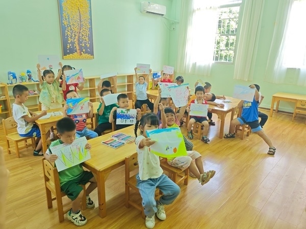 孩子們?cè)诠嫱泄馨嗌袭?huà)畫(huà)課。莫菲菲攝