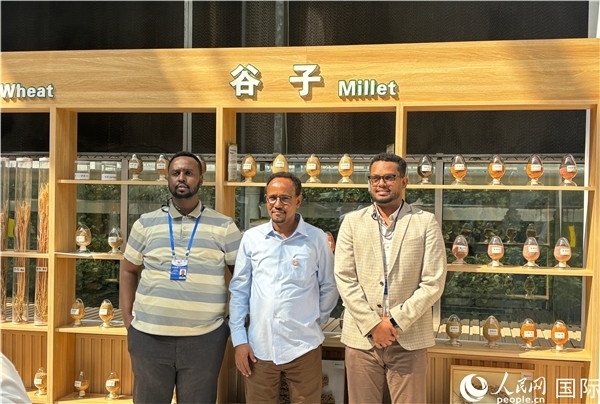 研討班成員在聽取講解后合影留念。人民網(wǎng) 曹欣悅攝