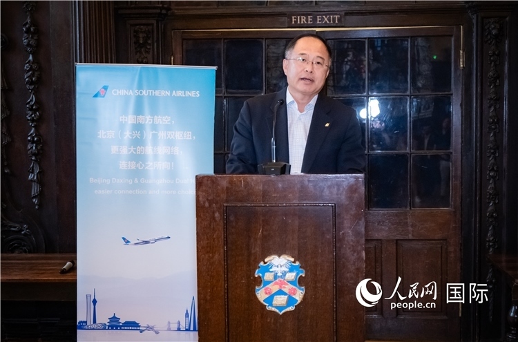 圖為中國(guó)駐倫敦旅游辦事處主任張力致辭。人民網(wǎng) 郭錦標(biāo)攝