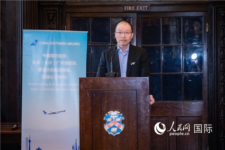圖為中國(guó)南方航空倫敦營(yíng)業(yè)部總經(jīng)理陳珂致辭。人民網(wǎng) 郭錦標(biāo)攝