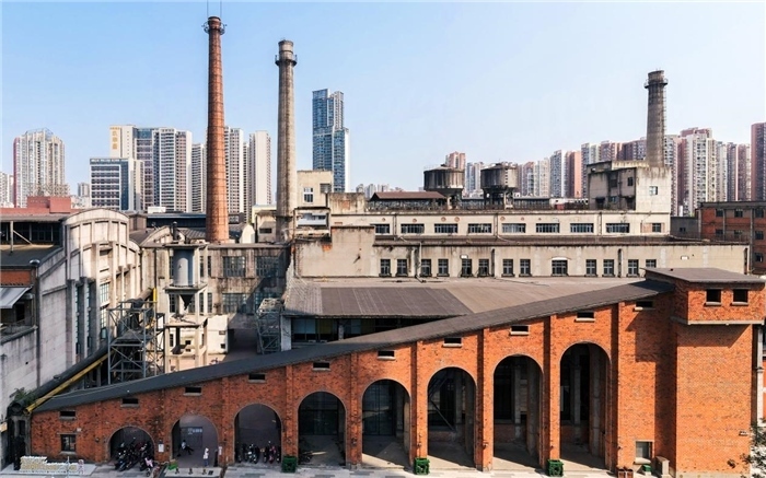 在原成都國營紅光電子管廠舊址上改建而成的東郊記憶園區(qū)南大門。大門既保留了老工業(yè)區(qū)的風(fēng)貌，又融入了現(xiàn)代審美和創(chuàng)意，成為了園區(qū)一大亮點(diǎn)。資料圖片