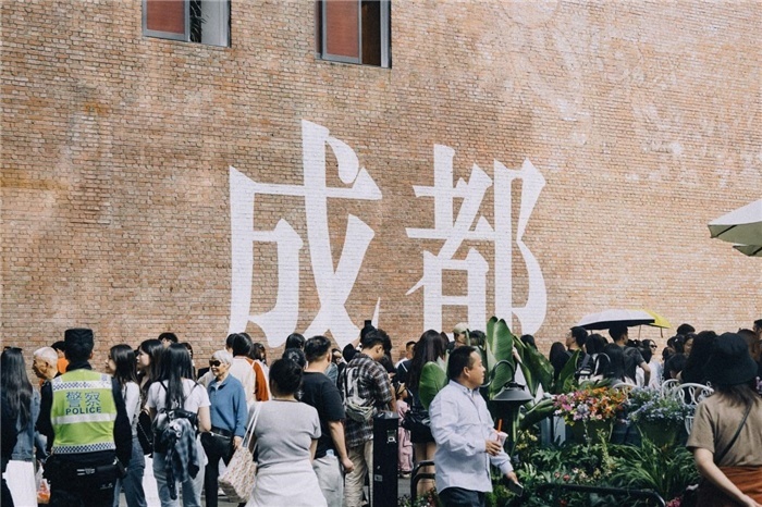 東郊記憶園區(qū)“成都墻”以巨大的“成都”字樣和獨(dú)特的藝術(shù)設(shè)計(jì)成為園區(qū)的網(wǎng)紅打卡地，吸引了眾多游客和市民前來參觀。資料圖片