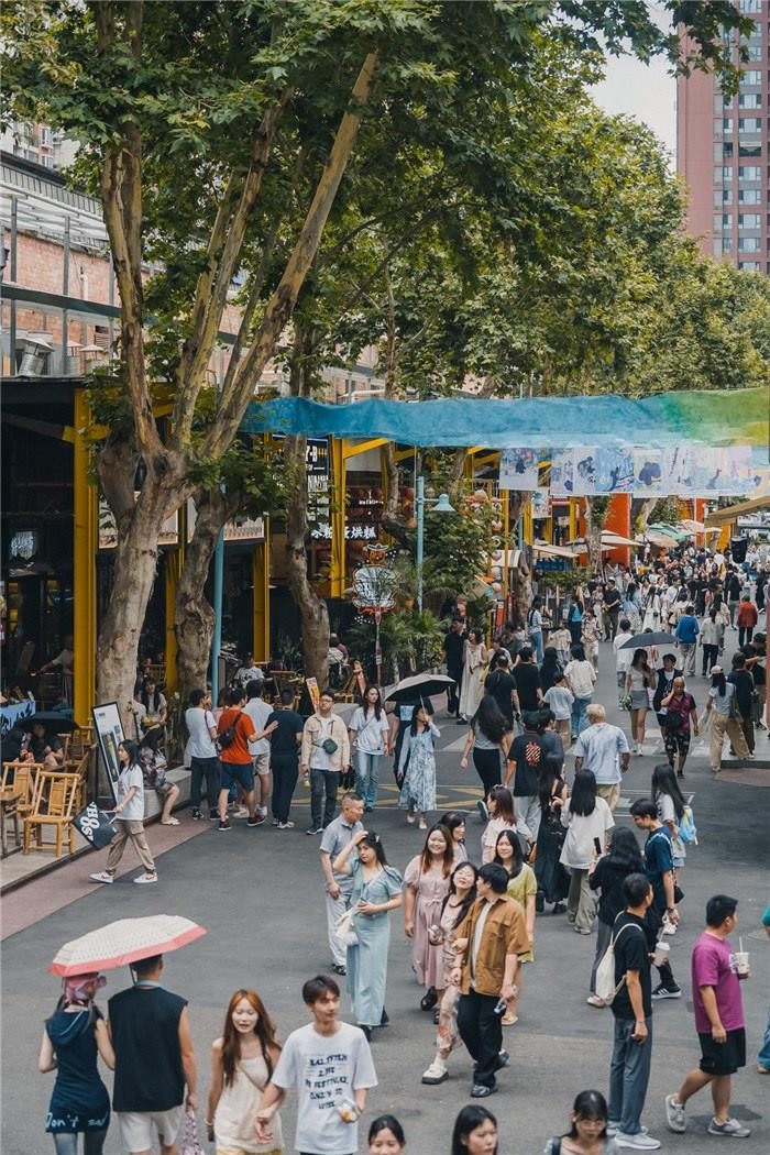 北街美食區(qū)是東郊記憶園區(qū)集美食、文化與休閑于一體的特色區(qū)域，為游客和當(dāng)?shù)鼐用裉峁┝素S富多樣的餐飲選擇。資料圖片