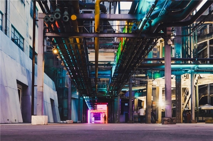 東郊記憶園區(qū)工業(yè)橫街完整地保留了園區(qū)的工業(yè)元素，如工業(yè)煙囪、動力管廊架和水塔等，形成了園區(qū)獨(dú)特的工業(yè)風(fēng)景線。資料圖片