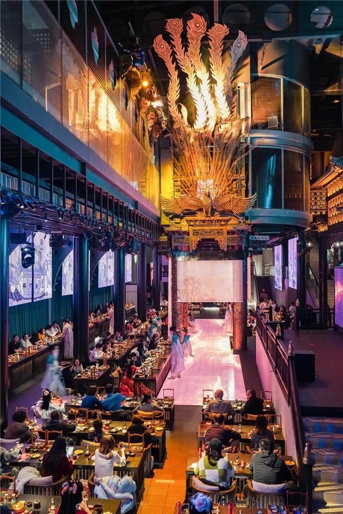 東郊記憶園區(qū)內(nèi)以蜀地文化為創(chuàng)作背景，溯源中國傳統(tǒng)宴飲儀禮打造的全景沉浸式漢文化主題餐秀。成都傳媒集團(tuán)供圖