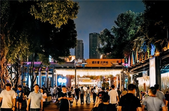 夜幕下的東郊記憶園區(qū)人流如織，熱度不減。資料圖片