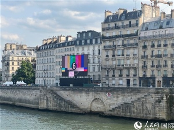 奧運(yùn)會(huì)開幕式，安置在塞納河兩岸的大屏幕。人民網(wǎng)記者 何蒨攝