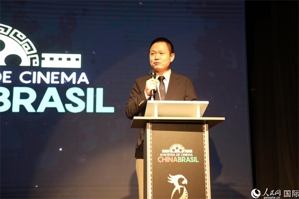 當(dāng)?shù)貢r(shí)間8月26日晚，中國(guó)駐里約總領(lǐng)館副總領(lǐng)事王尉育在第三屆中國(guó)－巴西電影展開幕式上致辭。 人民網(wǎng)記者 陳一鳴攝