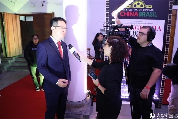 第三屆中國(guó)－巴西電影展主辦方巴西康橋博智文化傳媒公司總經(jīng)理陳翔廣在接受媒體采訪時(shí)表示，希望通過中巴電影展這個(gè)平臺(tái)促進(jìn)兩國(guó)文化交流，把更多的中國(guó)影視作品引進(jìn)巴西。人民網(wǎng)記者 陳一鳴攝