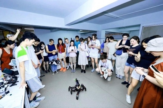 8月25日，中外青年在浙江杭州觀看機(jī)器人表演。新華社發(fā)（清華大學(xué)供圖）