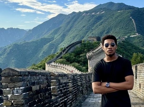 8月28日，尼日利亞青年阿米爾·阿希姆在慕田峪長城留影。新華社發(fā)（清華大學(xué)供圖）