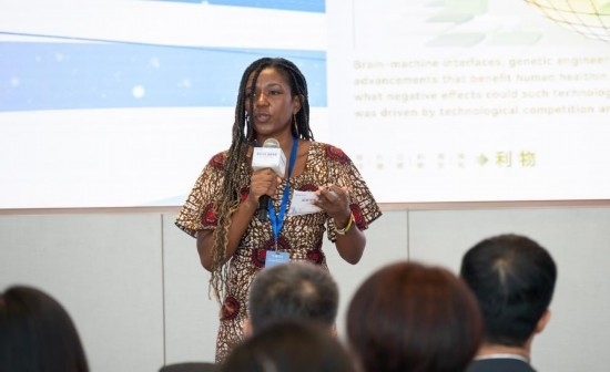 8月29日，在第二屆清華國際青年對(duì)話論壇活動(dòng)上，來自烏干達(dá)的媒體人詹尼弗·阿西姆韋分享中國之旅的感悟。新華社發(fā)（畢尚宏攝）