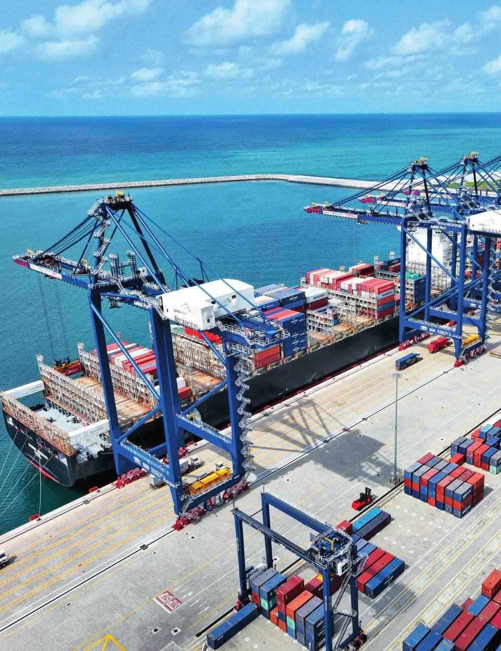 由中國(guó)港灣工程有限責(zé)任公司承建的尼日利亞萊基深水港位于中尼合作建設(shè)的拉各斯萊基自貿(mào)區(qū)內(nèi)，是尼日利亞首個(gè)現(xiàn)代化深水港和最大港口。圖為一艘貨輪在尼日利亞拉各斯萊基深水港裝卸集裝箱（2024 年 3 月 11 日攝）萊基港公司供圖