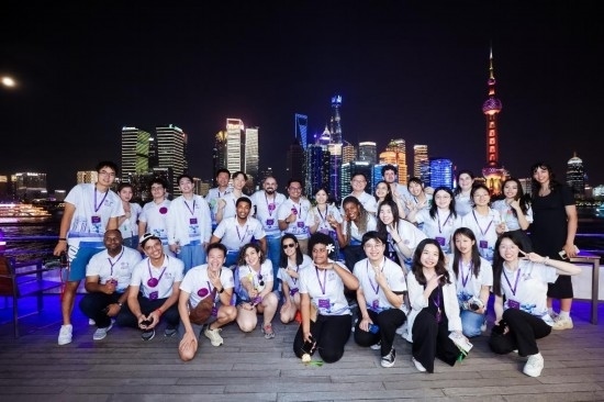 8月21日，中外青年在上海參觀時(shí)合影留念。新華社發(fā)（清華大學(xué)供圖）