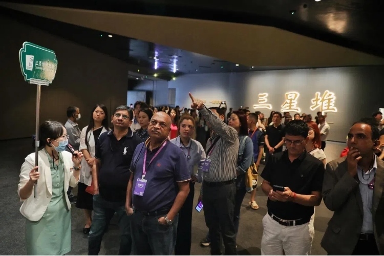 8月31日，亞洲媒體考察團參訪三星堆博物館。《中國經(jīng)濟周刊》記者肖翊攝