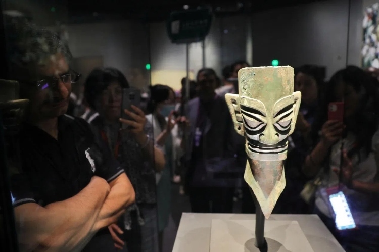 8月31日，亞洲媒體考察團參訪三星堆博物館?！吨袊?jīng)濟周刊》記者肖翊攝