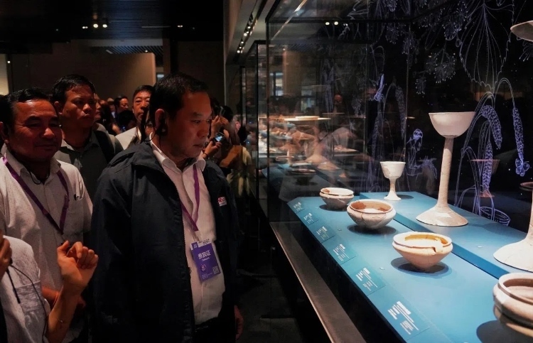 8月31日，亞洲媒體考察團參訪三星堆博物館。左一為老撾博利坎賽省新聞文化旅游廳廳長頌通·威本康。《人民日報海外版》記者喬宇攝