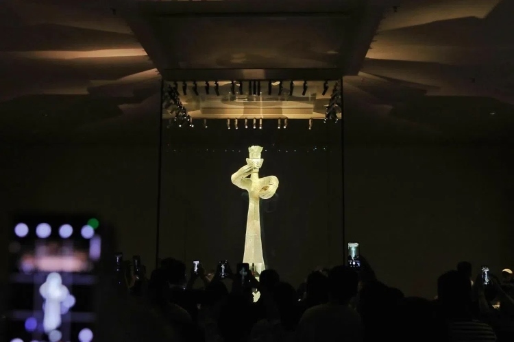 8月31日，亞洲媒體考察團參訪三星堆博物館?！吨袊?jīng)濟周刊》記者肖翊攝