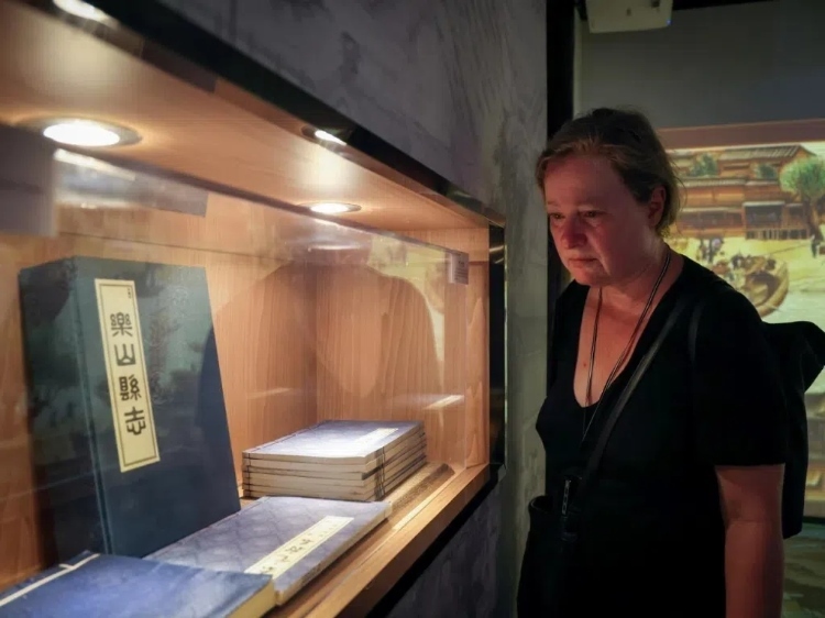 2024“一帶一路”媒體合作論壇聯(lián)合采訪調(diào)研行成員在蘇稽古鎮(zhèn)調(diào)研樂山歷史文化。本報(bào)記者 伊霄攝