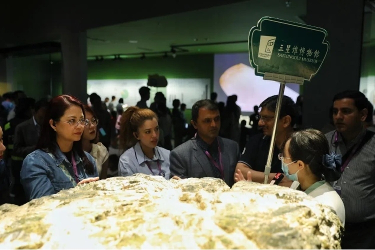 8月31日，亞洲媒體考察團參訪三星堆博物館。左一為馬來西亞《星報》首席商務官莉迪婭·王?！吨袊?jīng)濟周刊》記者肖翊攝