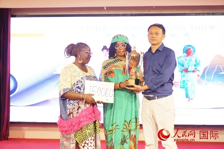 中國駐尼日利亞使館文化參贊兼中國文化中心主任李旭大（右）為最佳表現獎頒獎（中）。人民網記者 姜宣攝