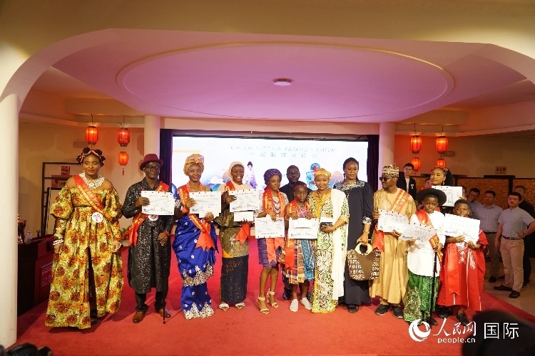 中尼服飾文化秀尼日利亞十佳模特獎。人民網記者 姜宣攝