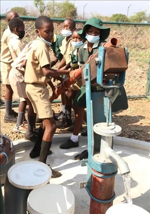 △2021年11月，在津巴布韋南馬塔貝萊蘭省省會(huì)關(guān)達(dá)的塞農(nóng)多小學(xué)，學(xué)生從中國援建水井里打水。