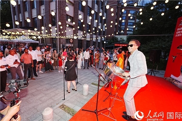 來自特多的藝術(shù)家在慶祝儀式上表演特多鋼鼓。人民網(wǎng)記者 趙益普攝