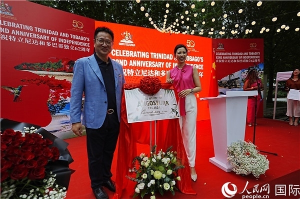 當(dāng)天的慶祝儀式上，還舉行了特多著名酒品牌安高天娜回歸中國市場的揭幕儀式。人民網(wǎng)記者 趙益普攝