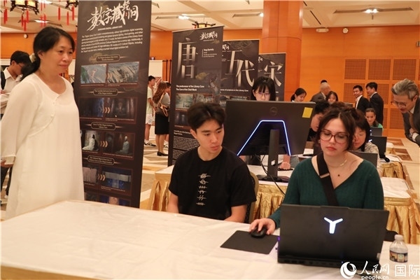 在活動現(xiàn)場，當(dāng)?shù)孛癖婓w驗“數(shù)字藏經(jīng)洞”云游戲，沉浸式體驗敦煌文化。 人民網(wǎng)記者 李志偉攝