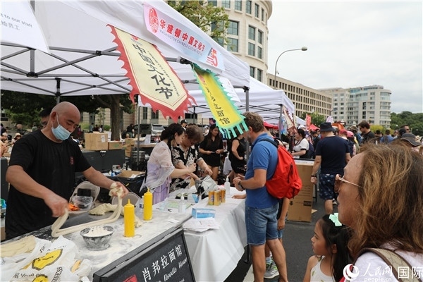 3、活動(dòng)現(xiàn)場(chǎng)設(shè)置了眾多展臺(tái)。 人民網(wǎng)記者 李志偉攝