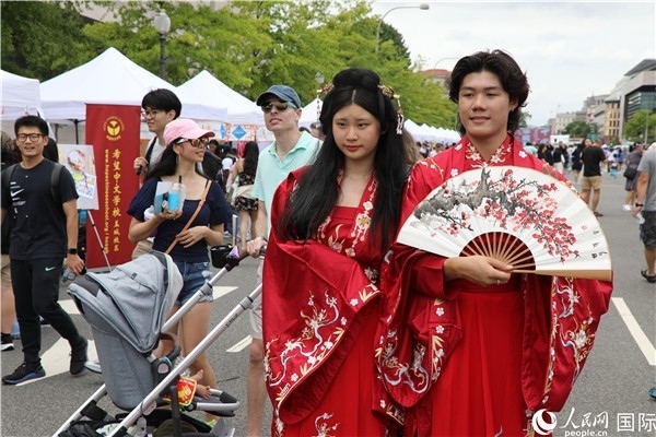 5、當(dāng)?shù)厝A僑華人身穿漢服參加文化節(jié)。 人民網(wǎng)記者 李志偉攝
