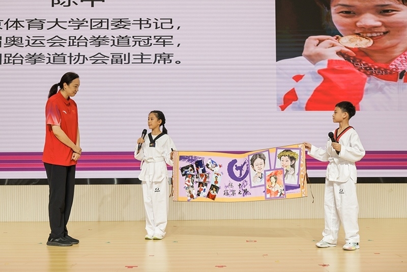 兩位學(xué)生小記者對(duì)話陳中老師。學(xué)校供圖