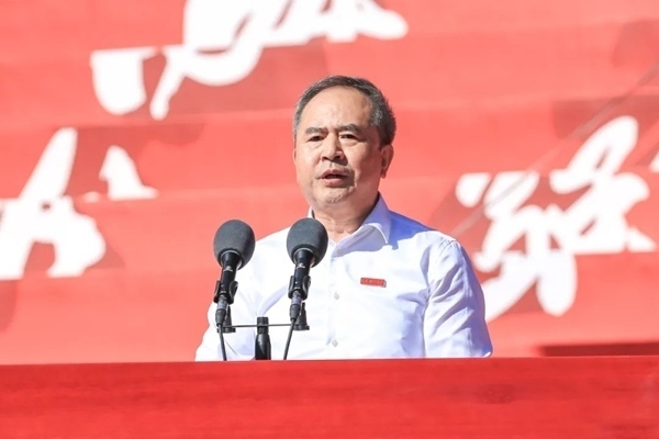 中國(guó)科學(xué)院院士、大連理工大學(xué)校長(zhǎng)賈振元在2024級(jí)新生開學(xué)典禮上致辭。校方供圖