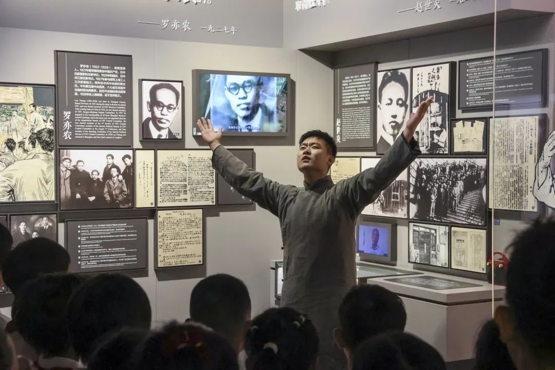 勞模身穿長袍再現(xiàn)烈士事跡。徐匯區(qū)總工會供圖