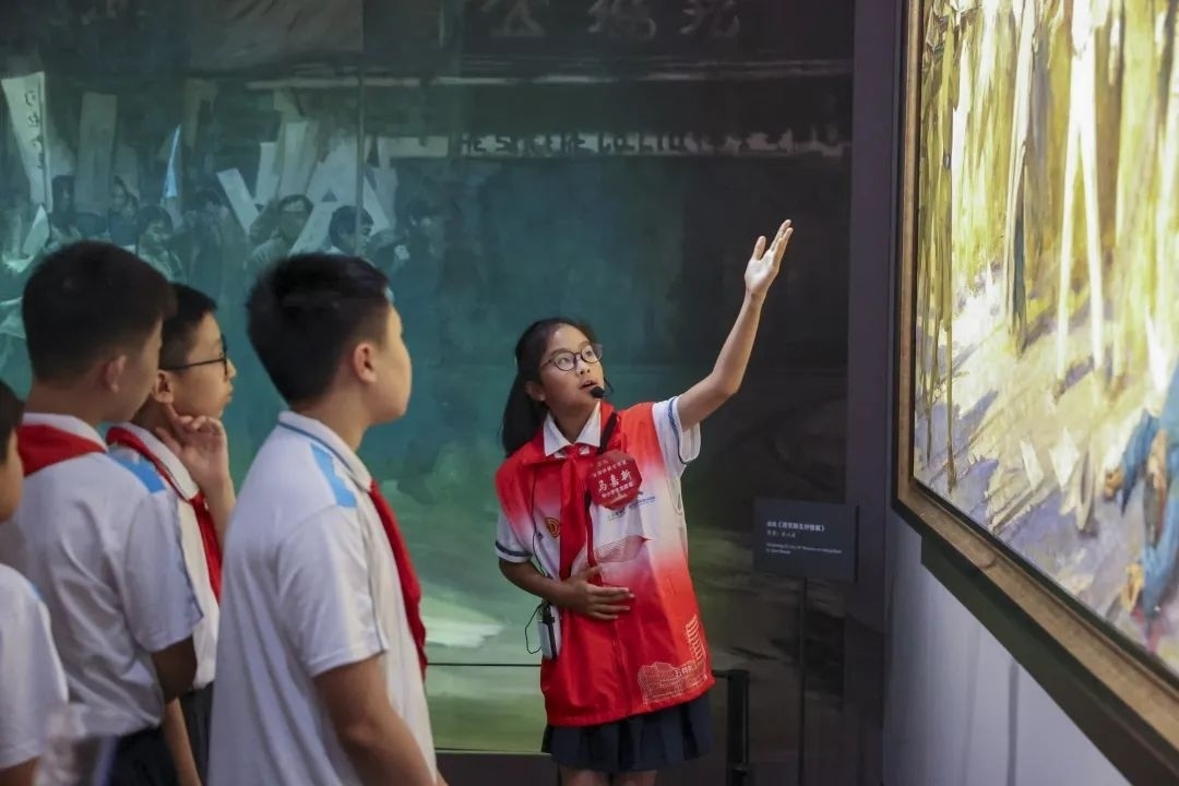 同學們觀賞不同革命場景及烈士形象的藝術作品。徐匯區(qū)總工會供圖