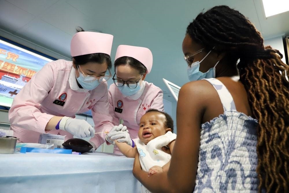 2024年8月12日，中國(guó)海軍“和平方舟”號(hào)醫(yī)院船在莫桑比克馬普托開(kāi)展醫(yī)療服務(wù)。