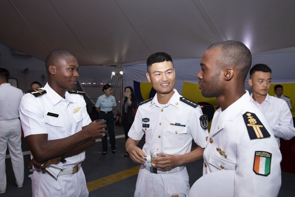 2023年6月25日，中國(guó)和科特迪瓦雙方官兵在南寧艦舉辦的甲板招待會(huì)上交流。中國(guó)海軍第43批護(hù)航編隊(duì)22日抵達(dá)科特迪瓦經(jīng)濟(jì)首都阿比讓，開(kāi)始對(duì)科特迪瓦為期4天的友好訪問(wèn)。