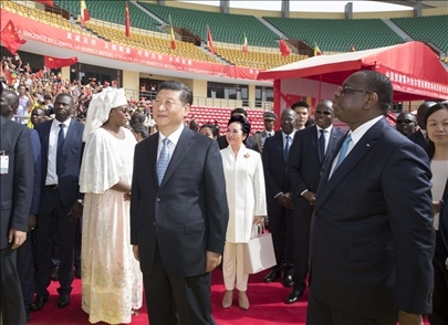 2018年7月22日，國家主席習(xí)近平在達(dá)喀爾同時任塞內(nèi)加爾總統(tǒng)薩勒共同出席塞內(nèi)加爾競技摔跤場項目移交儀式。新華社記者 王曄 攝